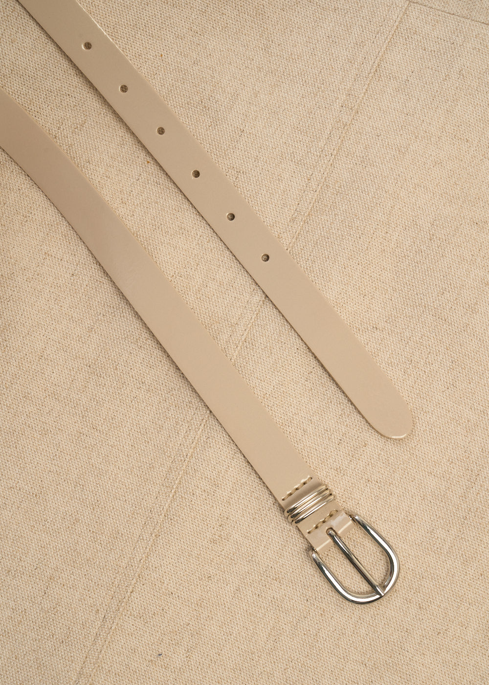 Ceinture en cuir avec une boucle en or