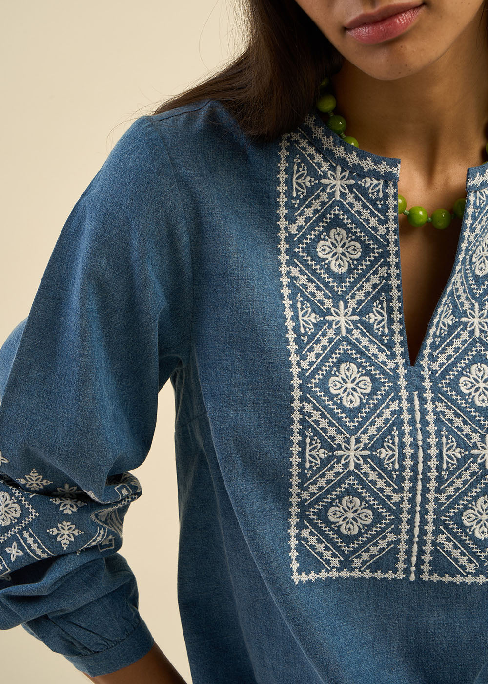 Top ample à col tunisien et broderies