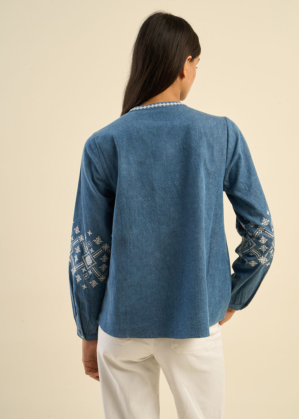 Top ample à col tunisien et broderies