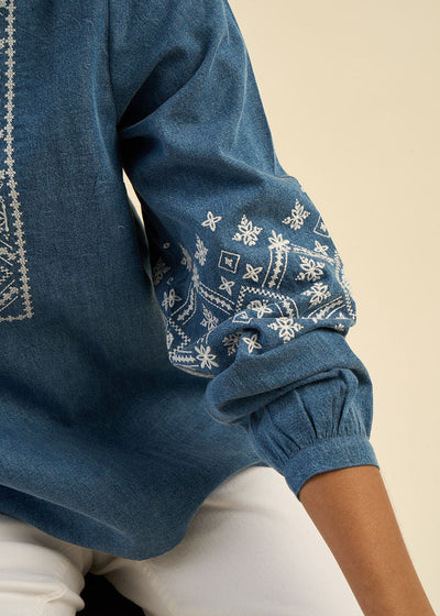 Top ample à col tunisien et broderies