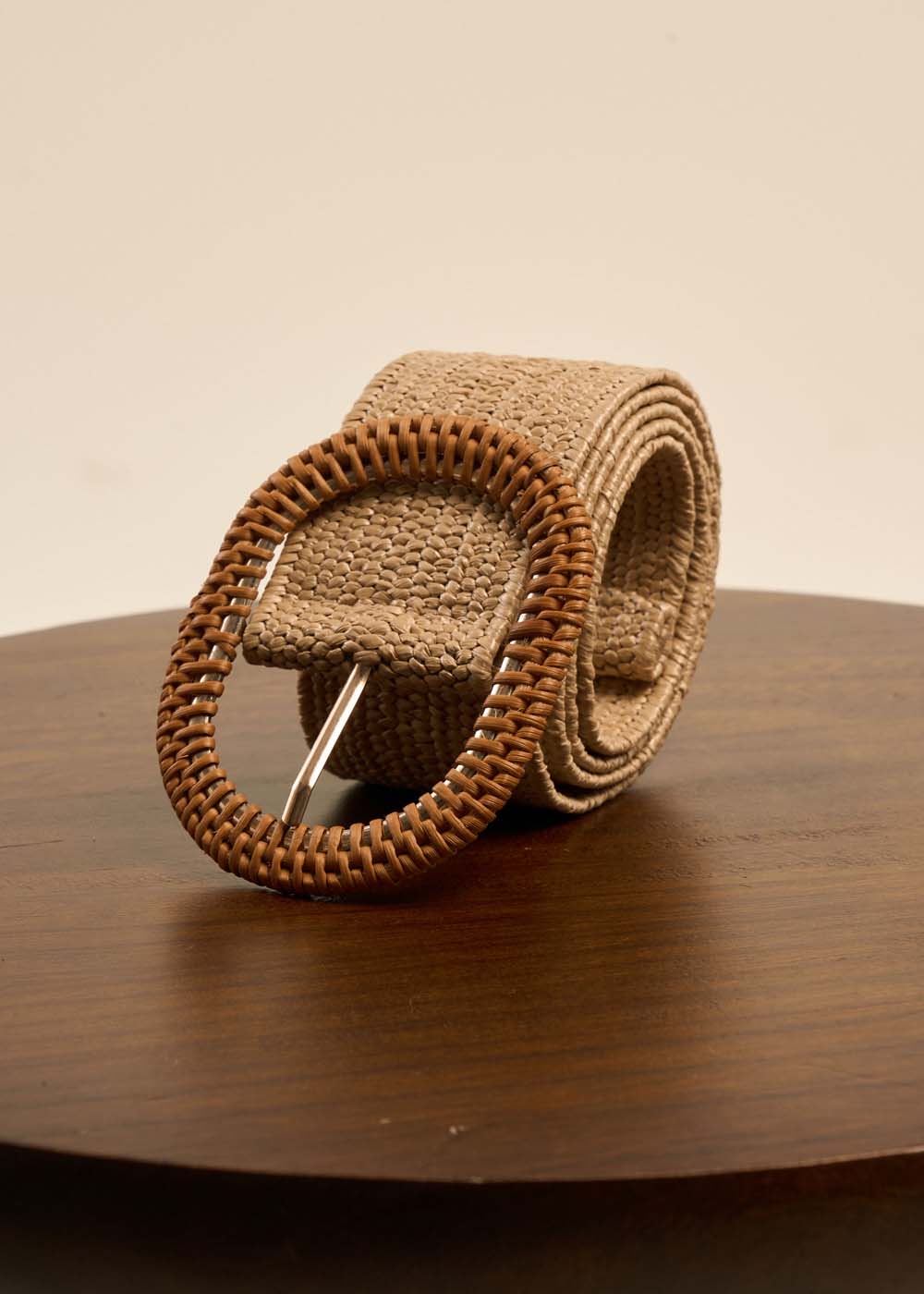 Ceinture tressée élastiquée avec boucle en ratan