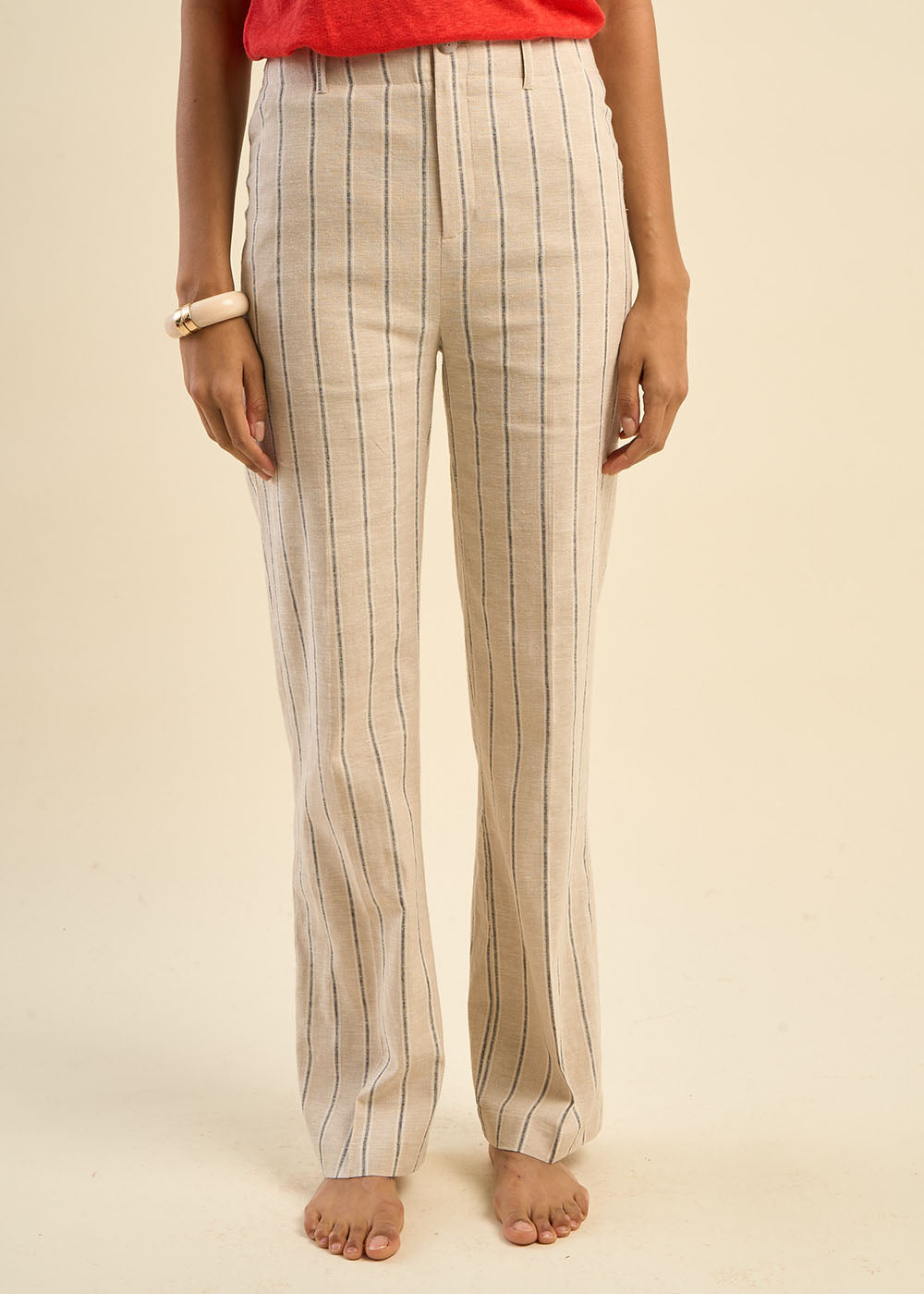 Pantalon large et habillé à fines rayures