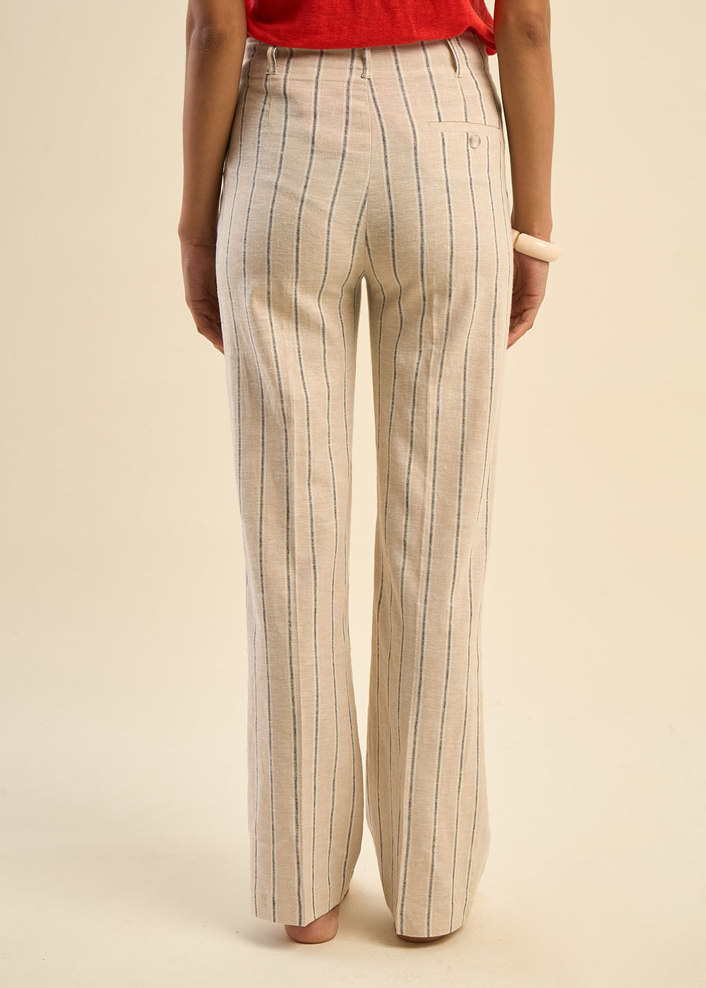Pantalon large et habillé à fines rayures