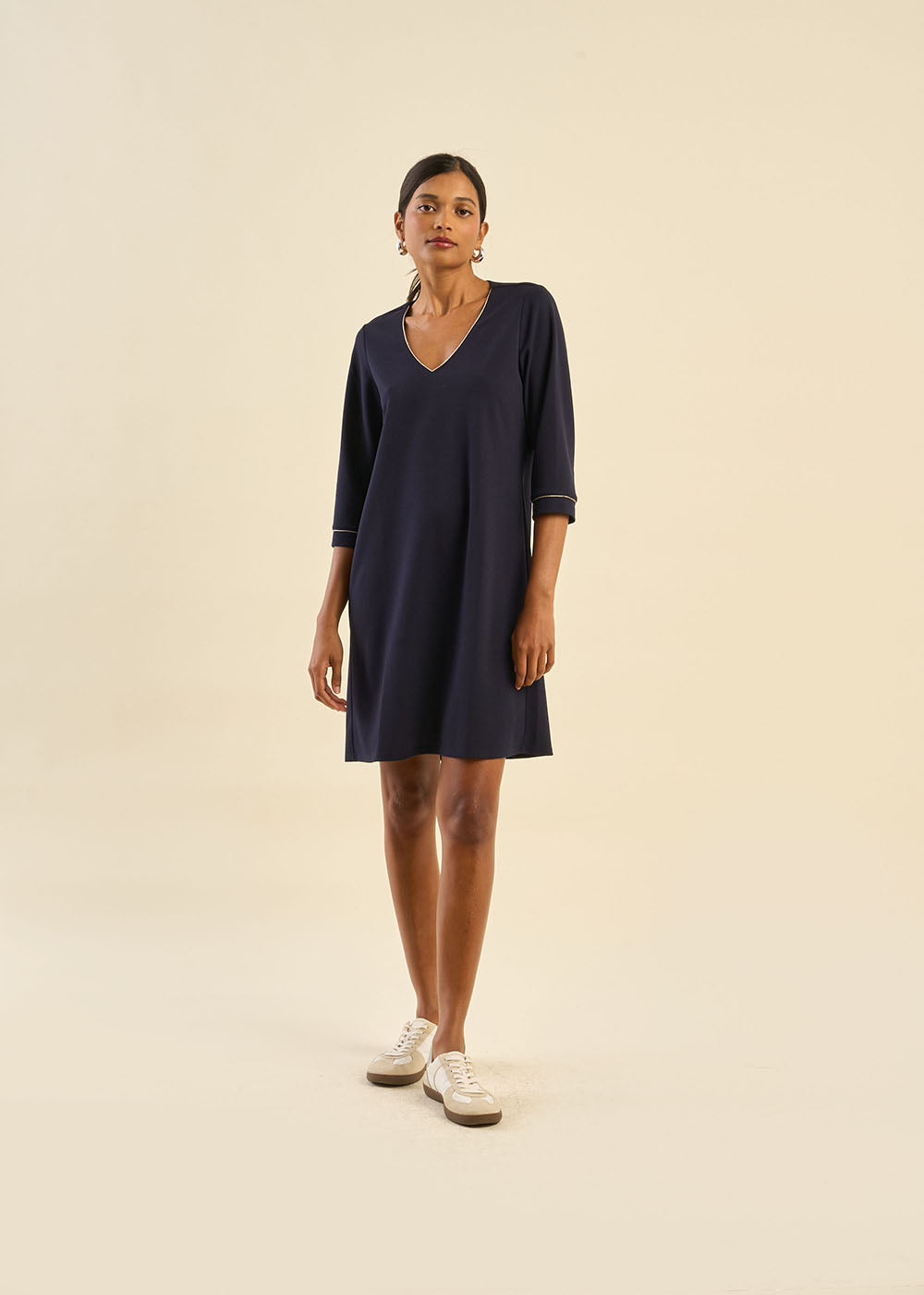 Robe courte col bijou