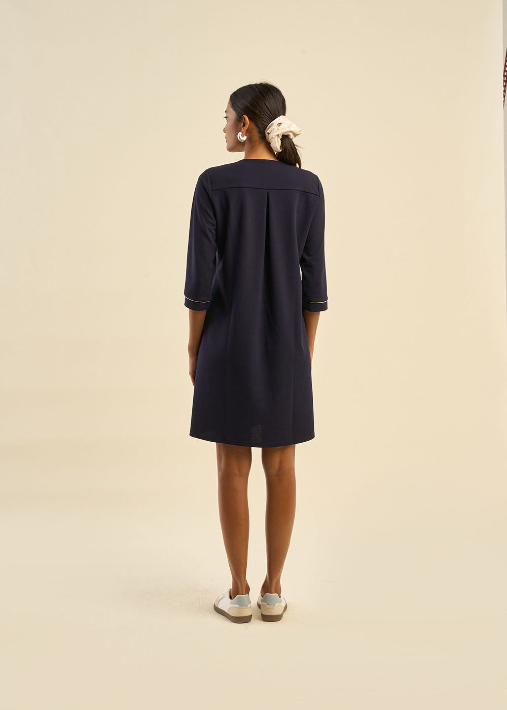 Robe courte col bijou