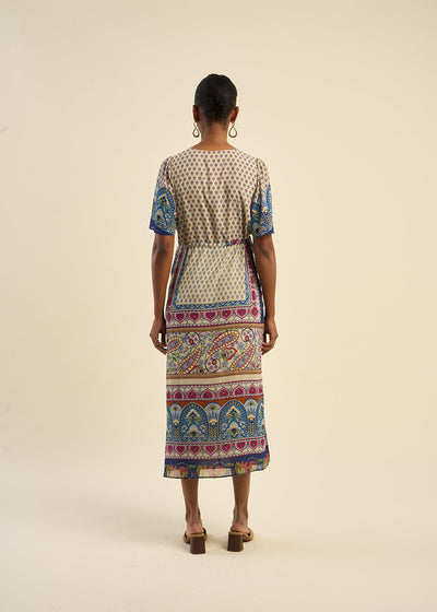 Robe longue bohème et décolleté en V