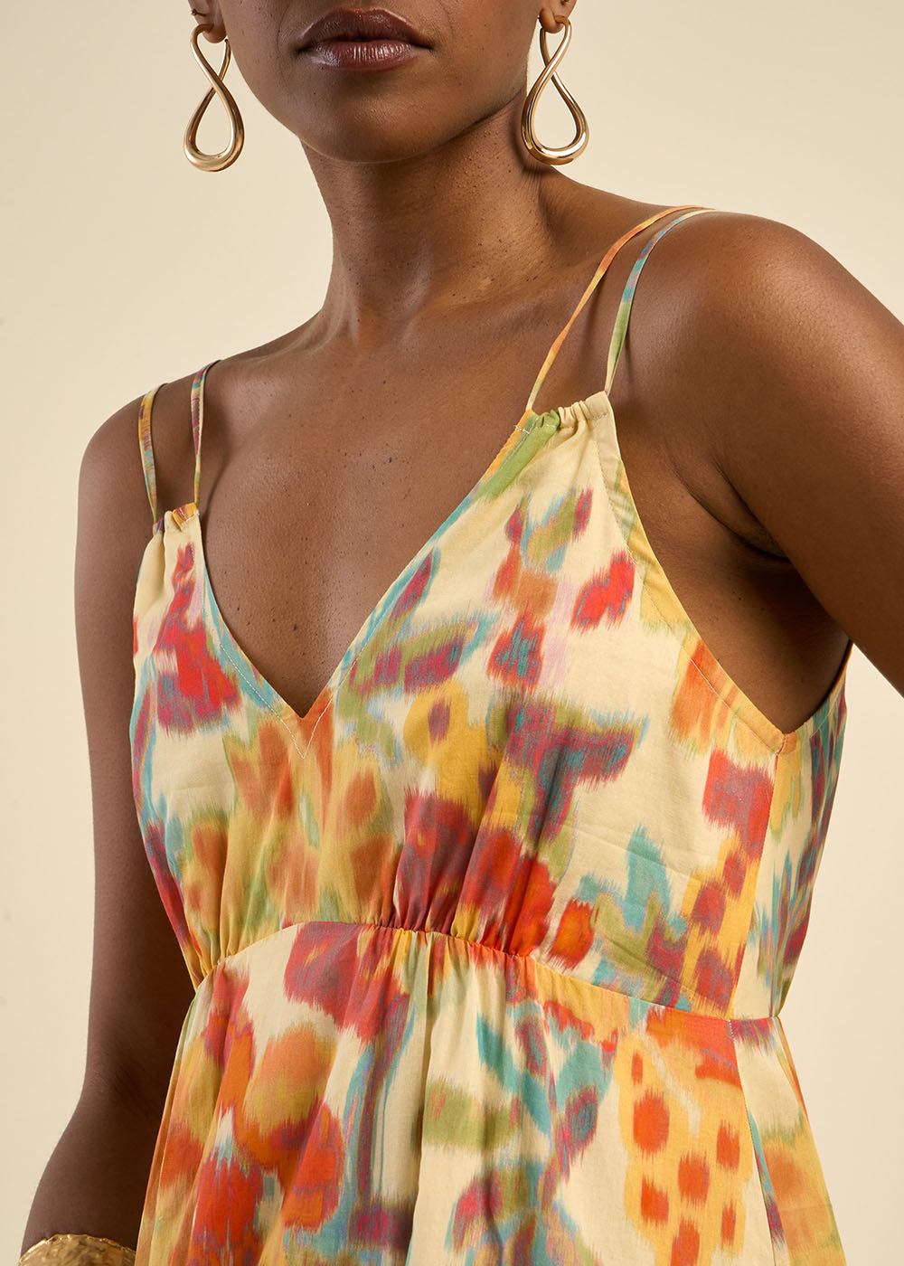 Robe longue à bretelles et motifs multicolores