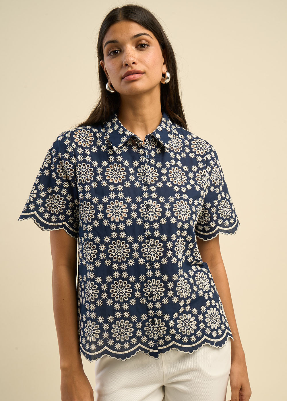Chemise manches courtes broderie anglaise contrastée