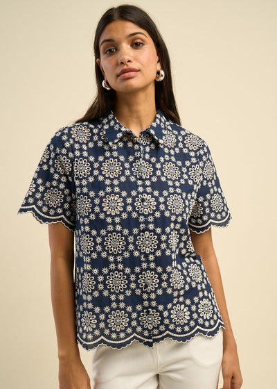 Chemise manches courtes broderie anglaise contrastée
