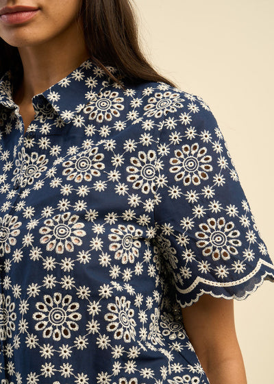 Chemise manches courtes broderie anglaise contrastée