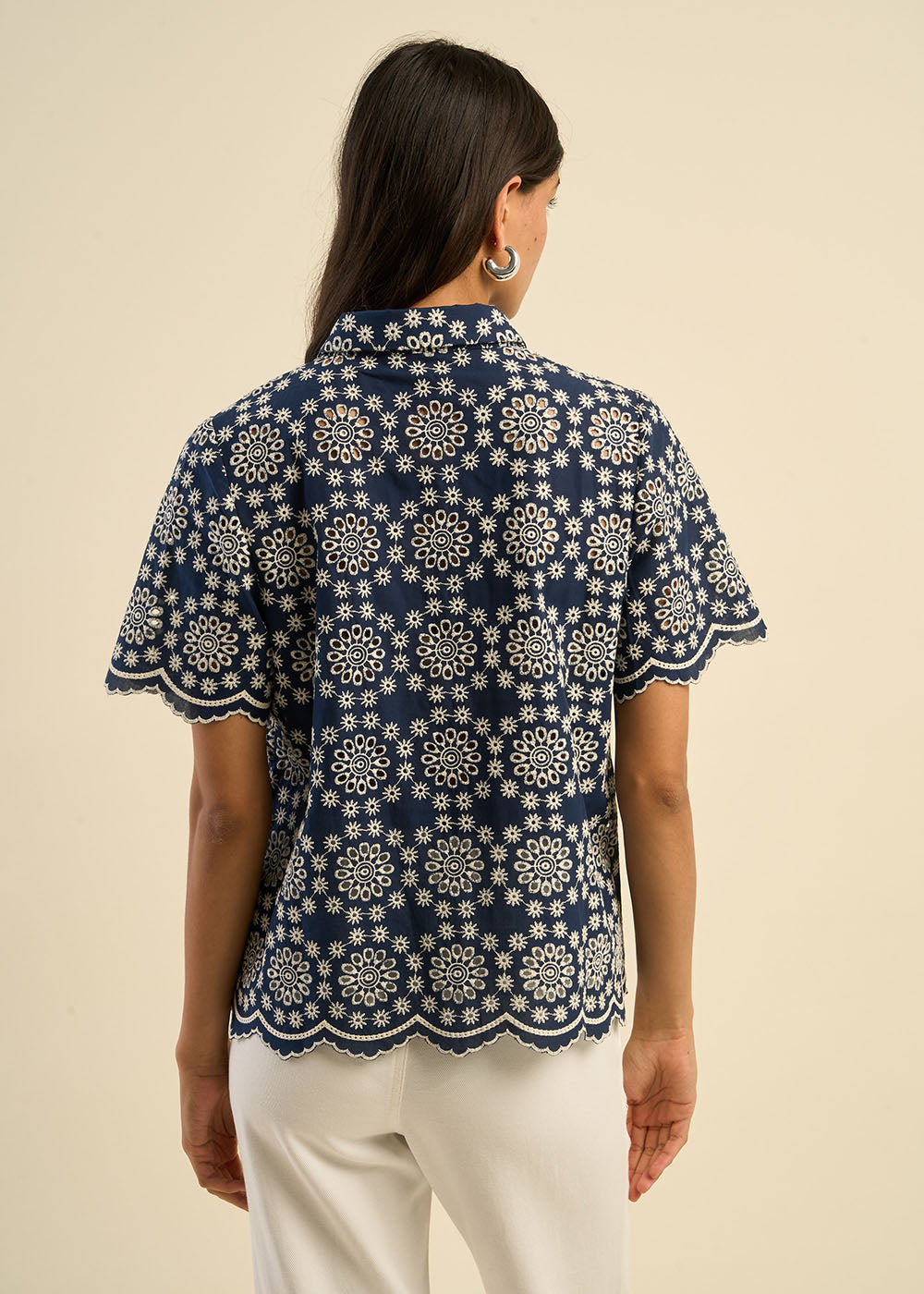 Chemise manches courtes broderie anglaise contrastée
