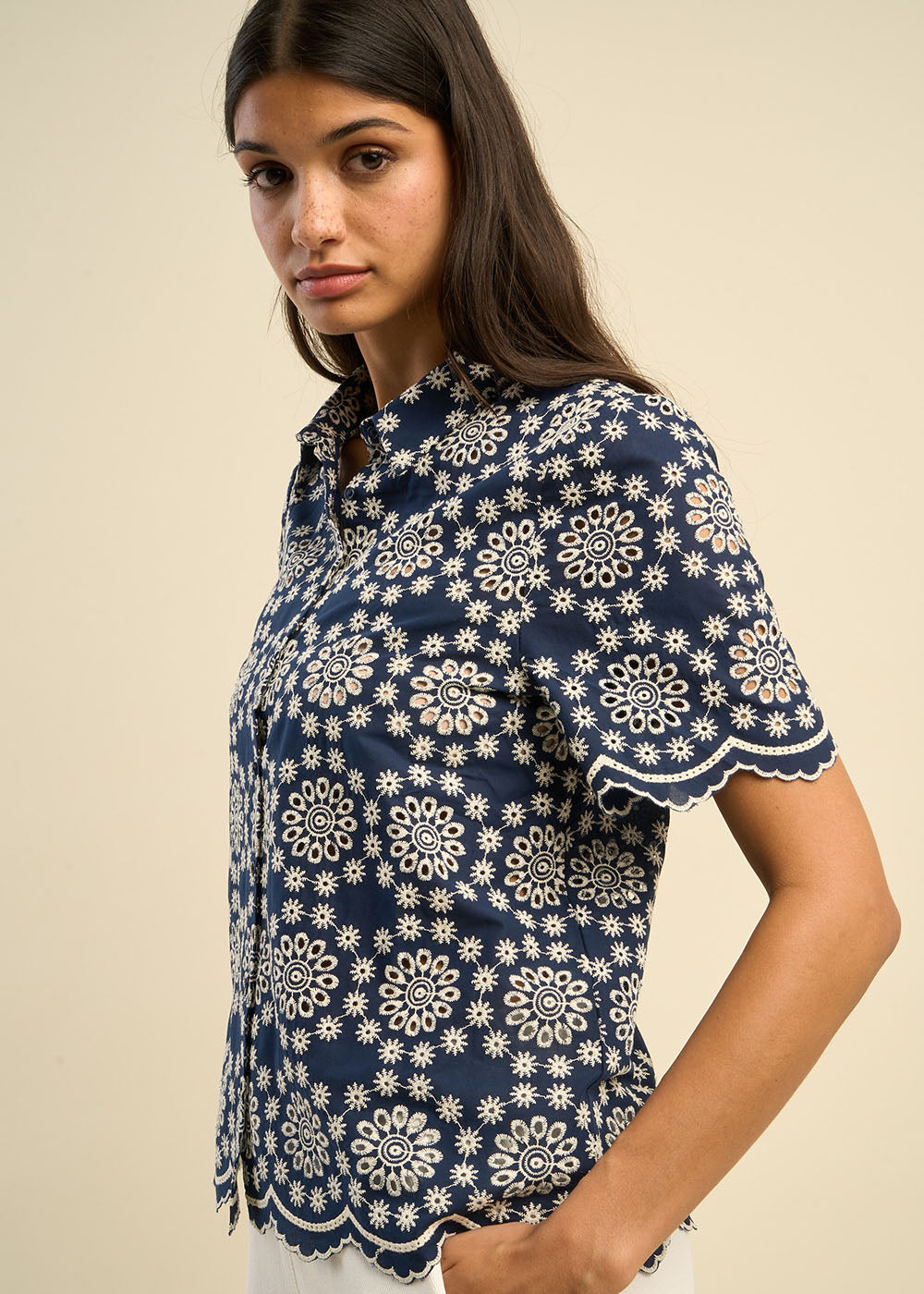 Chemise manches courtes broderie anglaise contrastée