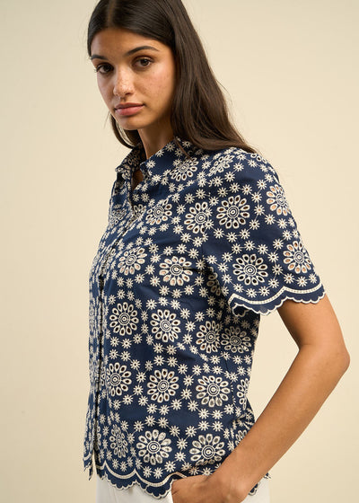 Chemise manches courtes broderie anglaise contrastée