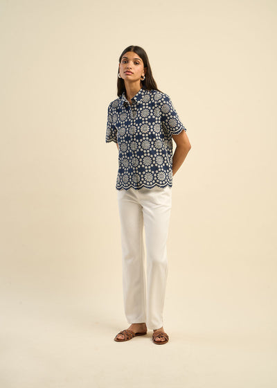 Chemise manches courtes broderie anglaise contrastée