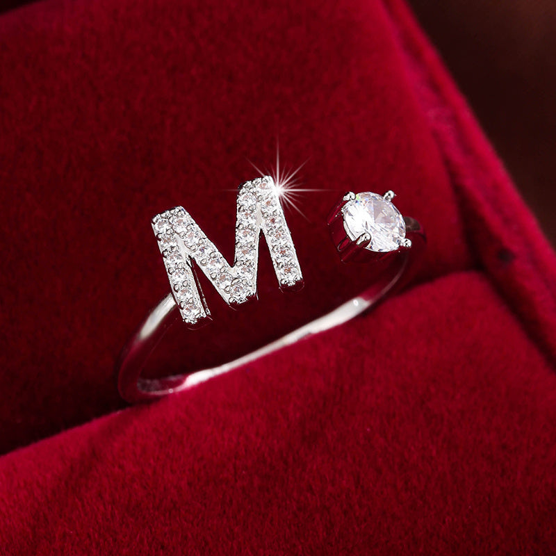 Bague initiale personnalisée en zircons scintillants