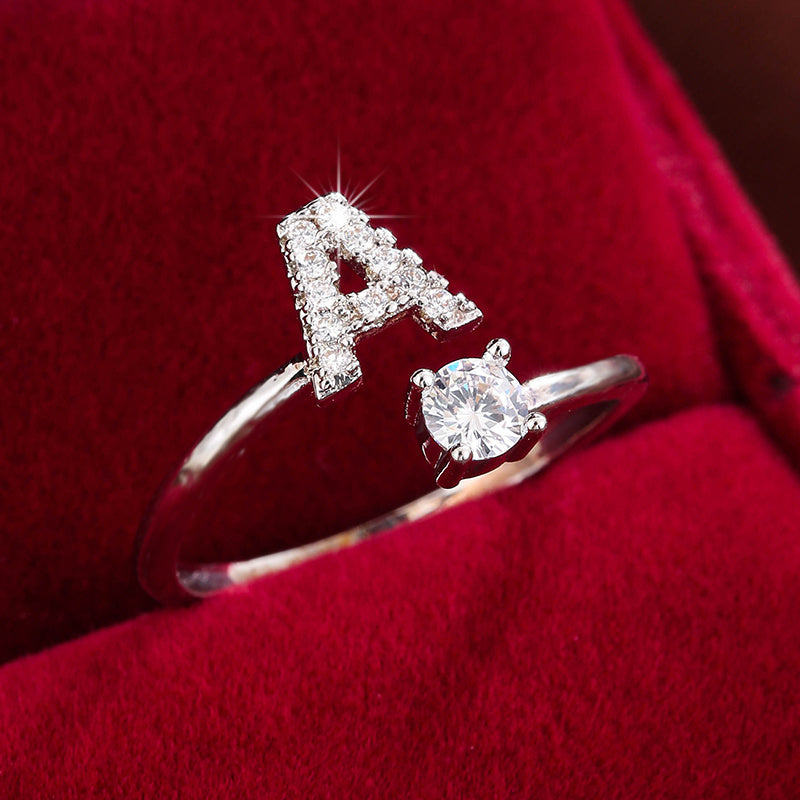 Bague initiale personnalisée en zircons scintillants