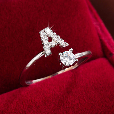 Bague initiale personnalisée en zircons scintillants