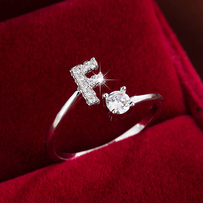 Bague initiale personnalisée en zircons scintillants