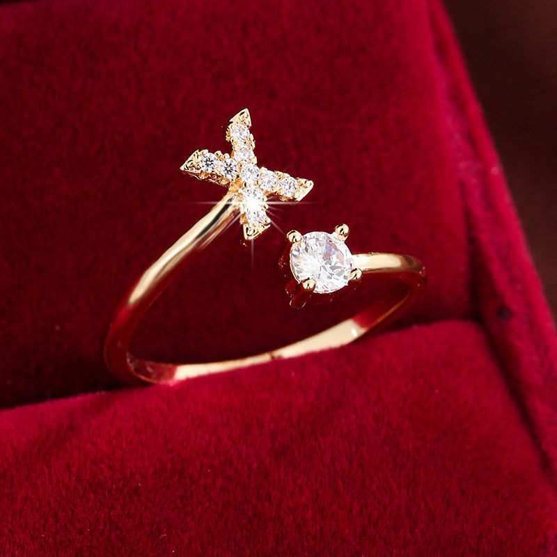 Bague initiale personnalisée en zircons scintillants
