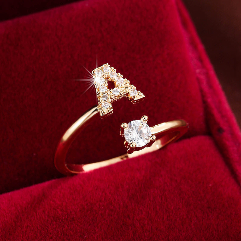Bague initiale personnalisée en zircons scintillants