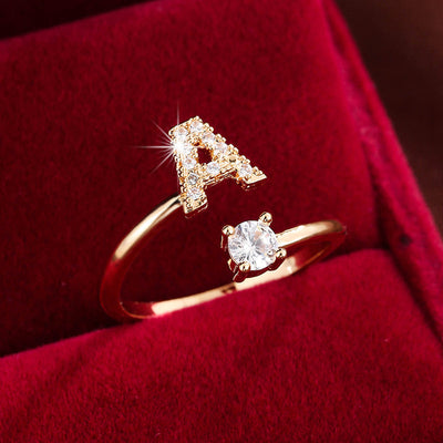 Bague initiale personnalisée en zircons scintillants