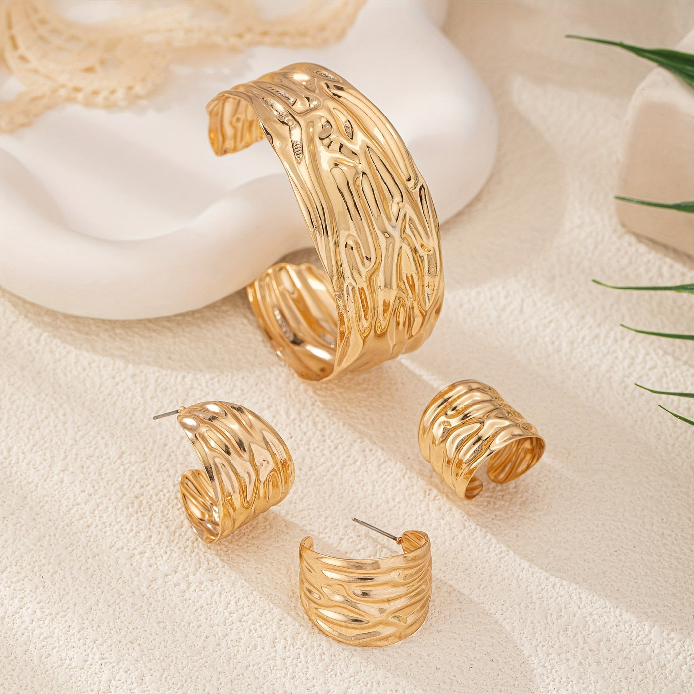 Parure bracelet, boucles d’oreilles et bague en or 18K martelé