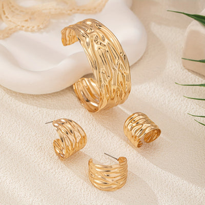 Parure bracelet, boucles d’oreilles et bague en or 18K martelé