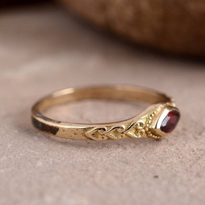 Bague embossée design français en vieil or avec rubis rouge foncé