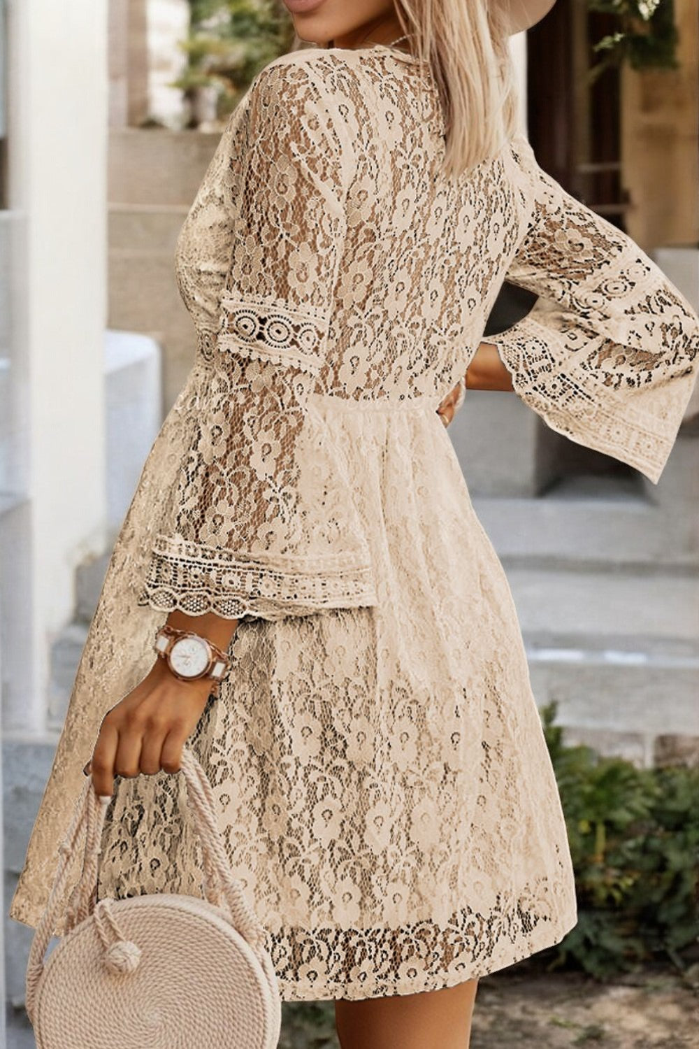 Solène - Robe décolletée en V avec manches en dentelle