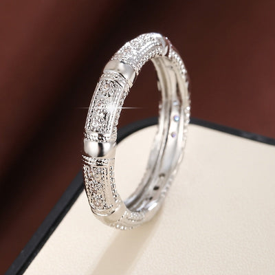 Bague design élégante entièrement sertie de pierres précieuses