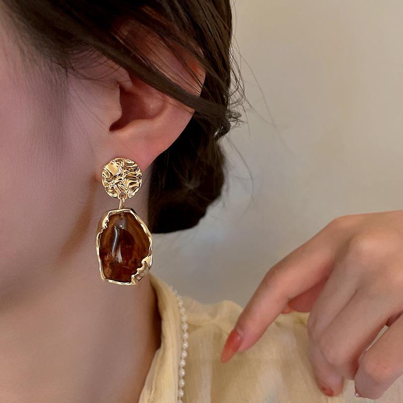 Boucles d’oreilles faites main avec une grande pierre de lune