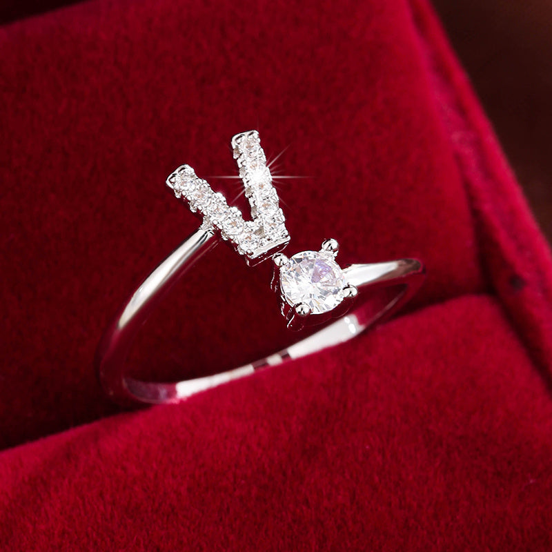 Bague initiale personnalisée en zircons scintillants