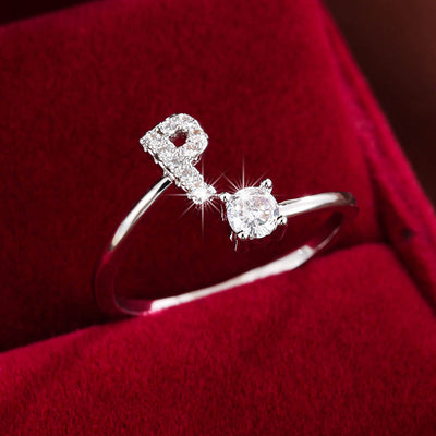 Bague initiale personnalisée en zircons scintillants