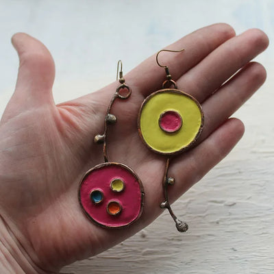 Boucles d'oreilles asymétriques Graffiti en bronze antique