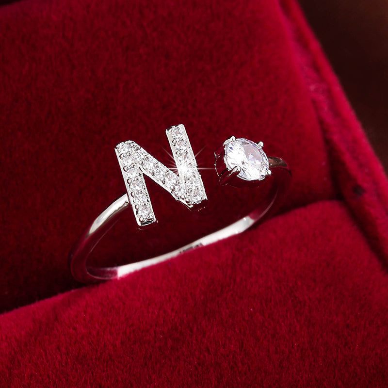 Bague initiale personnalisée en zircons scintillants