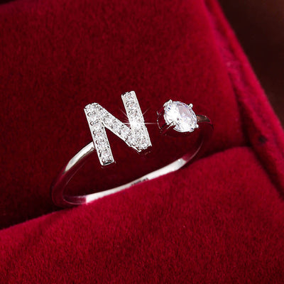 Bague initiale personnalisée en zircons scintillants