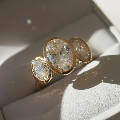 Bague en or 18K avec 3 grandes pierres précieuses