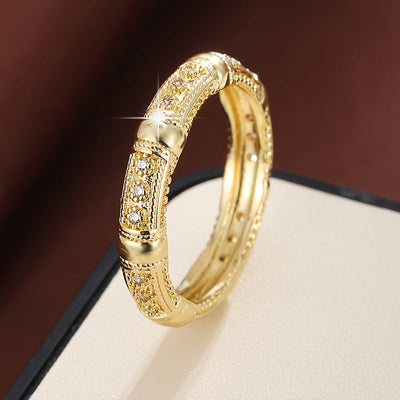 Bague design élégante entièrement sertie de pierres précieuses