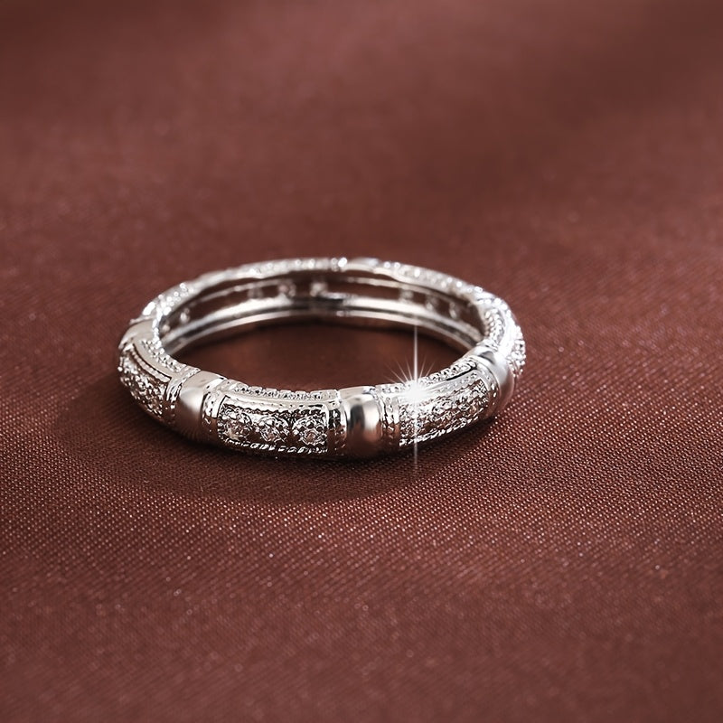 Bague design élégante entièrement sertie de pierres précieuses