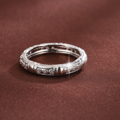 Bague design élégante entièrement sertie de pierres précieuses