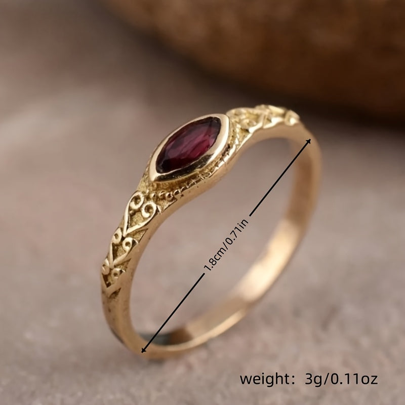 Bague embossée design français en vieil or avec rubis rouge foncé