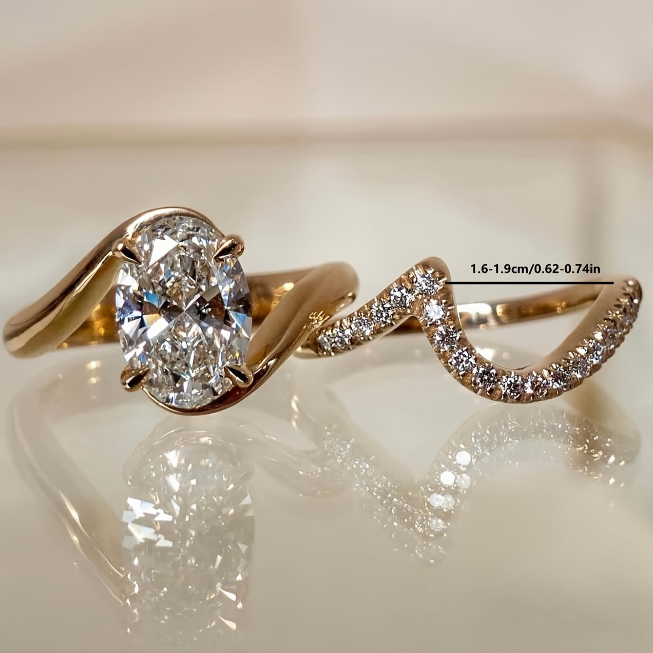 Bagues en or 18K (2) portées en harmonie