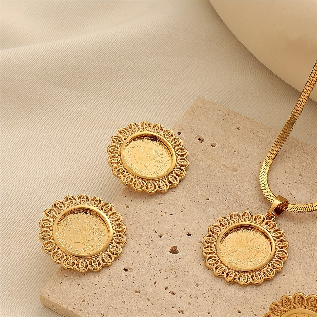 Ensemble élégant 3 pièces – Collier, bague et boucles d’oreilles motif médaille