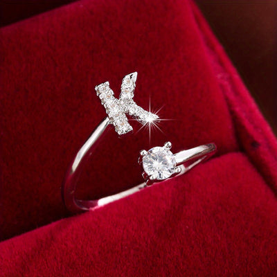 Bague initiale personnalisée en zircons scintillants