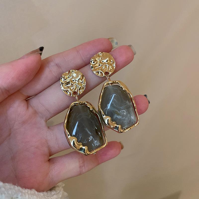 Boucles d’oreilles faites main avec une grande pierre de lune