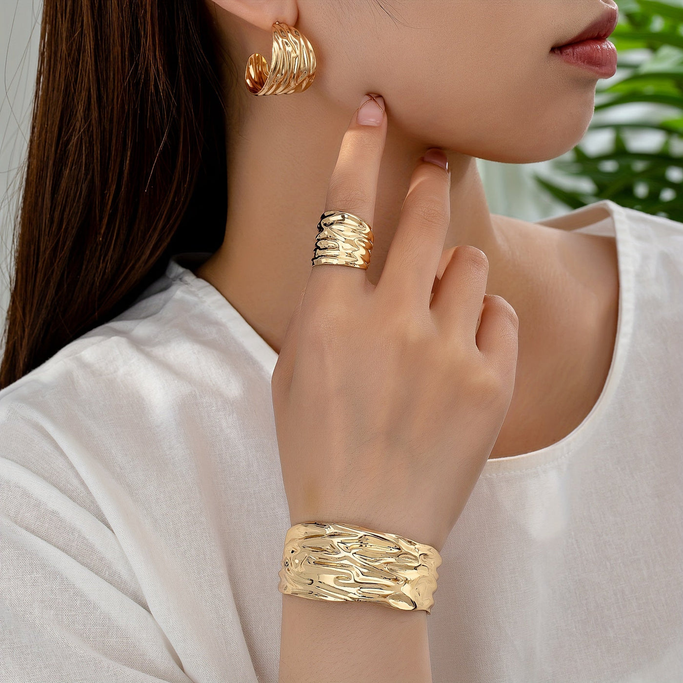 Parure bracelet, boucles d’oreilles et bague en or 18K martelé