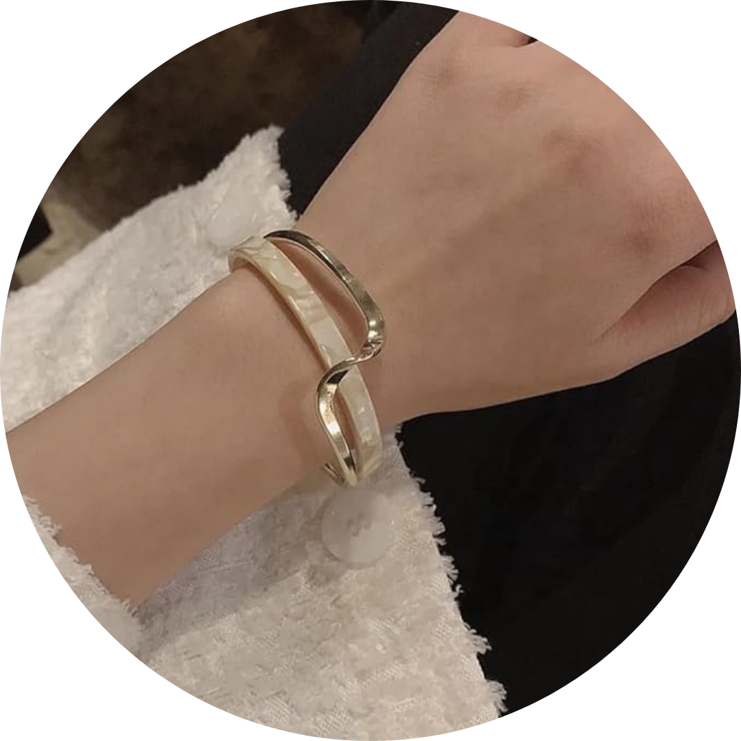 Élégance Dorée – Bracelet Opale Blanche
