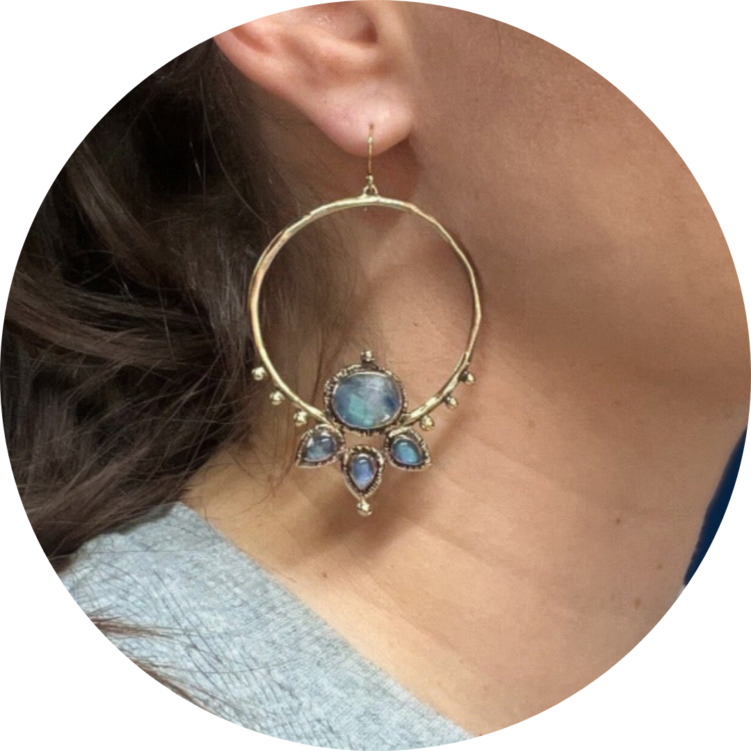 🇫🇷 Boucles d’oreilles pendantes Lotus avec pierres de lune bleues
