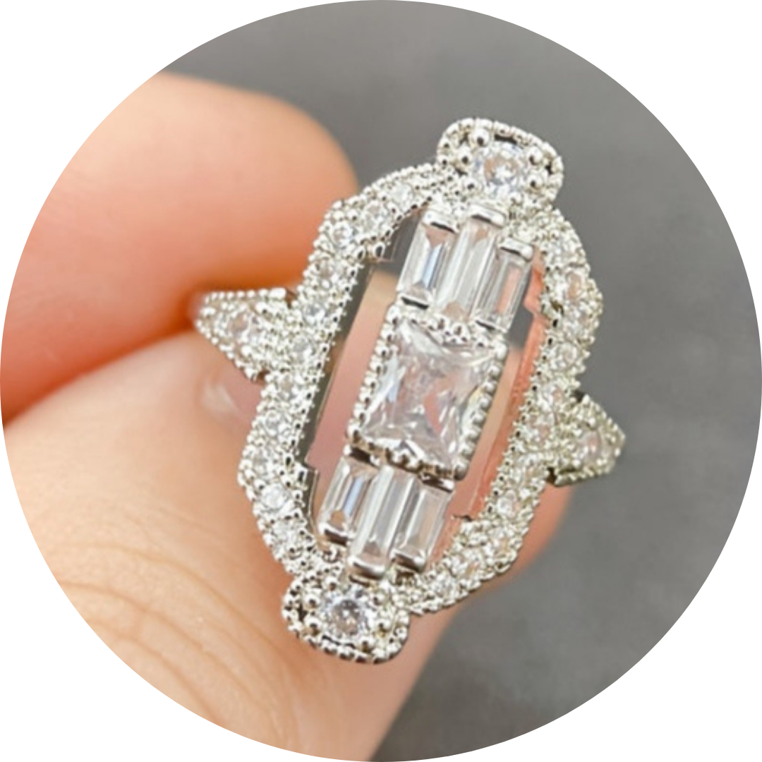 Bague design royal français avec plusieurs pierres précieuses