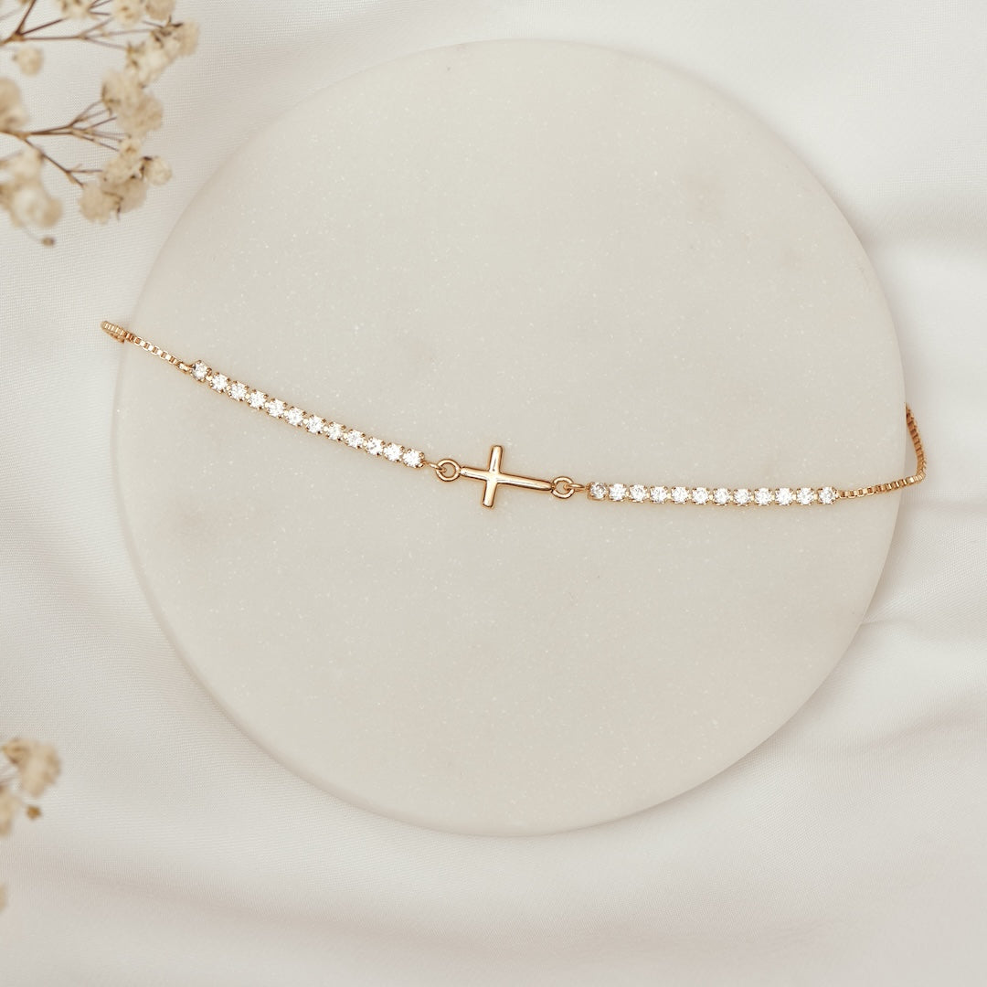 Edmonton Essence™ | Stylish Cross Bracelet